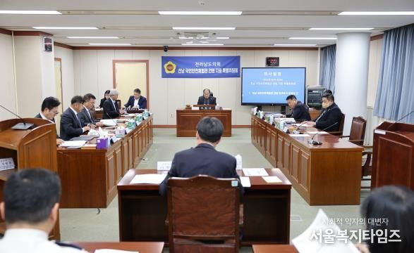 전라남도의회 ‘전남 국민안전체험관 건립 지원 특별위원회’ 위원들이 안상현 도민안전실장으로부터 업무보고를 받고 있다.