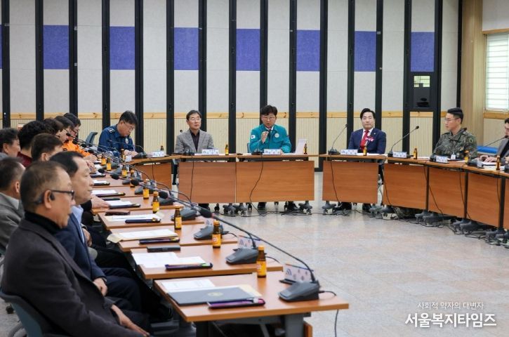 최충규 대덕구청장과 대덕구의회 의장, 제1970부대 1대대장, 대덕경찰서장, 대덕소방서장 유관 기관장들이 10일 구청 대회의실에서 ‘2025년 4분기 통합방위협의회’를 열고 지역 안보 태세를 점검하고 있다.