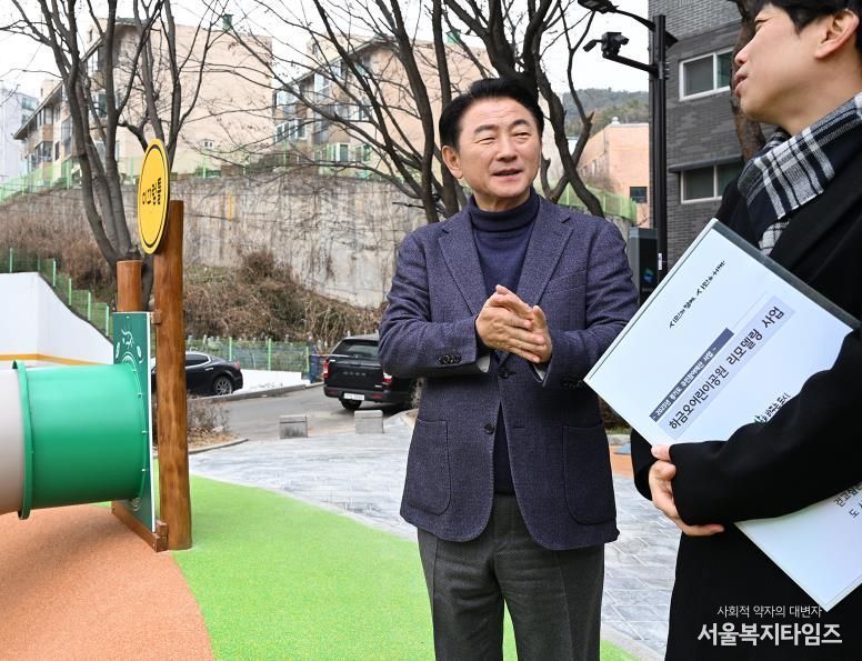 김동근 시장이 12월 10일 금오동 하금오어린이공원 리모델링 완료 현장을 점검하고 있다.