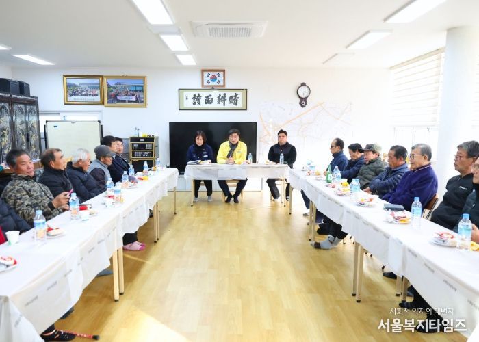 진병영 함양군수는 지난 12월 8일 안의면, 10일 지곡면을 방문해 겨울철 한파에 대비한 주민 안전 상황을 점검하고 마을 현안을 청취하는 등 ‘찾아가는 마을 간담회’를 진행했다.