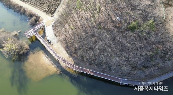 용인특례시가 처인구 이동읍에 있는 이동저수지 둘레길 단절 구간 연결공사를 마무리했다.