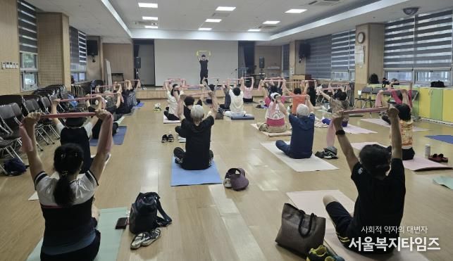 안산체력인증센터에서 단원구노인복지관을 방문, 운동처방을 진행하고 있다.