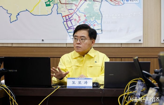 진교훈 서울 강서구청장이 13일 오전 10시 제설대책본부를 찾아 제설 대응체계를 점검하고 있다.