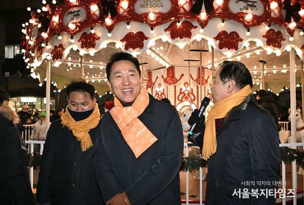 오세훈 서울시장이 12일(금) 서울윈터페스타 개막식 참석 후 광화문광장의 '크리스마스 마켓'을 둘러보고 있다.