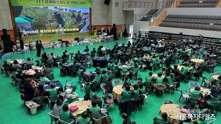 나주시는 지난 10일 나주종합스포츠파크에서 새마을지도자 협의회원이 함께하는 ‘2025년 나주시새마을지도자 한마음대회’를 성황리에 개최했다.