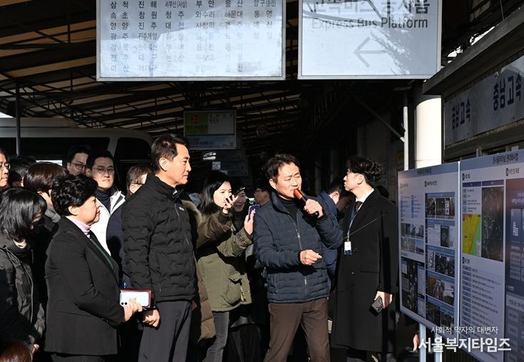 15일 오전 동서울터미널 현장을 방문한 오세훈 서울시장이 관련 브리핑을 청취하고 있다.