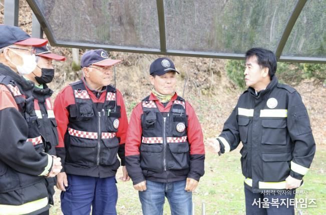봄철 최재형 군수가 산불진화대원들을 격려하는 모습