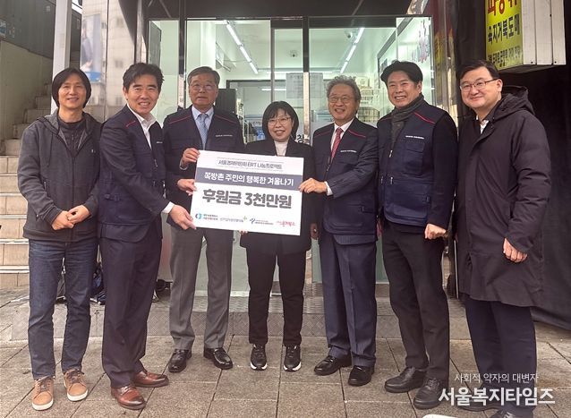 온기창고 앞 기부전달식(왼쪽부터 남병철 쪽방상담소 실장, 김광석 부위원장·손태순 부위원장·권오성 위원장·손영진 부위원장·조영준 지속가능경영원장)