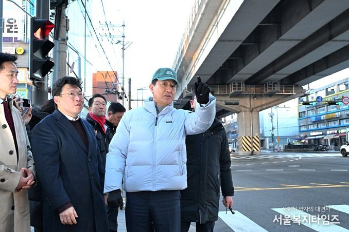22일 오전 성북구 북부간선도로 하월곡JCT 인근을 찾은 오세훈 서울시장이 강북횡단 지하고속도로 사업 현장을 점검하고 있다.