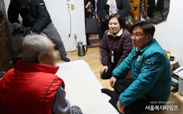 박강수 마포구청장이 한파 속 어르신의 안부를 살피고 있다.