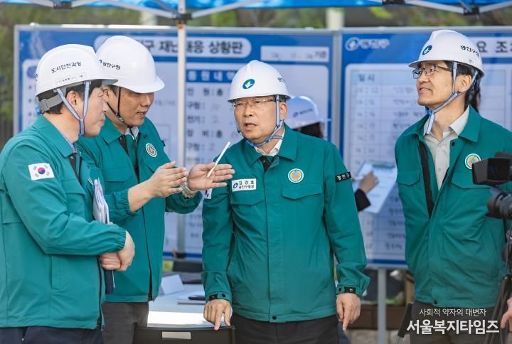 김경호 광진구청장이 통합지원본부에서 현장 훈련 상황을 전달받고 있다