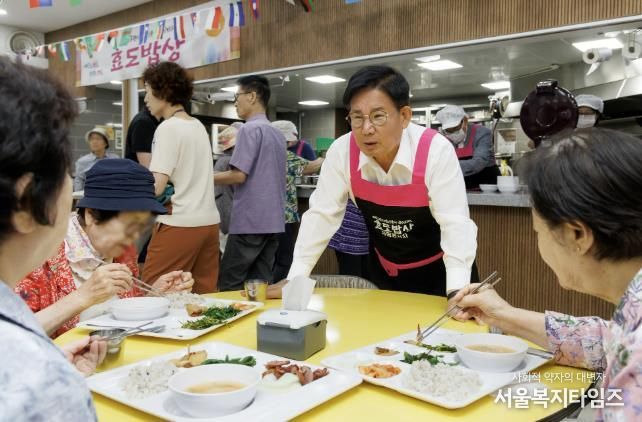 박강수 마포구청장이 효도밥상 어르신의 안부를 살피고 있다.