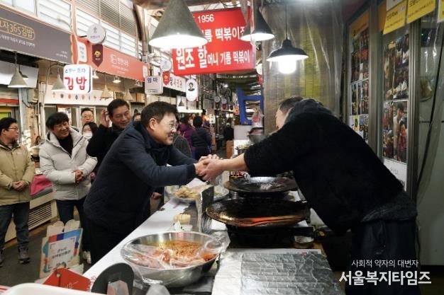 전통시장을 방문한 정문헌 구청장의 모습