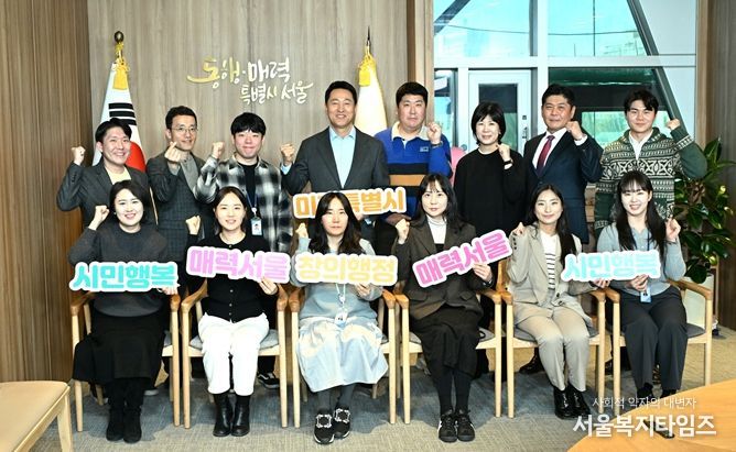 오세훈 서울시장이 31일 시장 집무실에서 24일 진행한 ‘창의발표회’ 참여 공무원들과 간담회를 하고 기념사진을 촬영하고 있다.