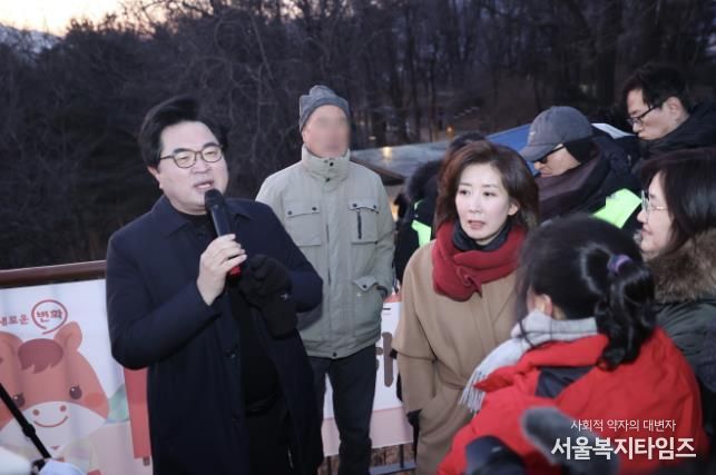 박일하 동작구청장이 지난 1일 서달산 해맞이광장에서 열린 신년 행사에 참석해 인사말을 하고 있다.