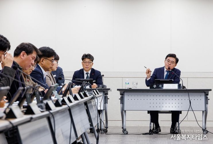 진교훈 서울 강서구청장(정면 오른쪽)이 구청 대회의실에서 열린 ‘2026년 첫 확대간부회의’에서 발언하고 있다.