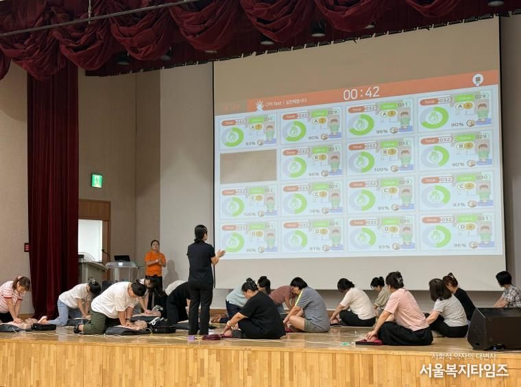 응급처치 교육 진행하는 모습