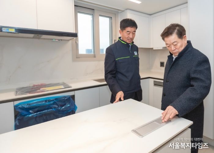 박승원 광명시장이 9일 입주를 앞둔 철산주공10·11단지 주택재건축 정비사업 현장 '철산자이브리에르'를 찾아 준공 전 품질을 점검하고 있다.