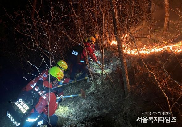 산불진화에 총력을 기울이고 있는 산림청 공중진화대원
