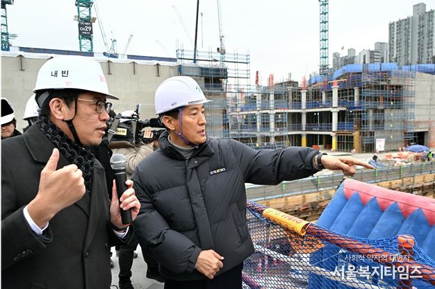 오세훈 서울시장이 12일(월) 오후 광운대역 물류부지 개발 공사현장을 점검하고 있다.