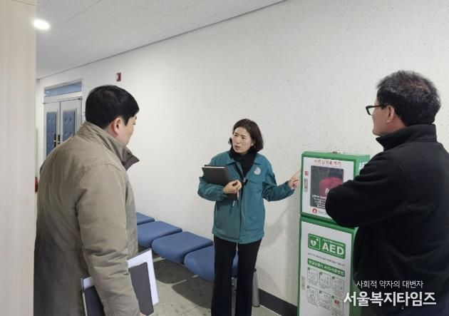 군 관계자가 겨울철 화재·동파 예방을 위해 시설물을 점검하고 있다.