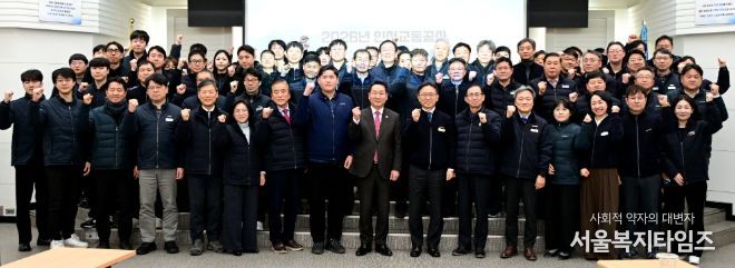 유정복 인천광역시장이 13일 남동구 인천교통공사에서 열린 '2026 주요업부보고회(인천교통공사)'에서 업무보고를 받고 기념촬영을 하고 있다.