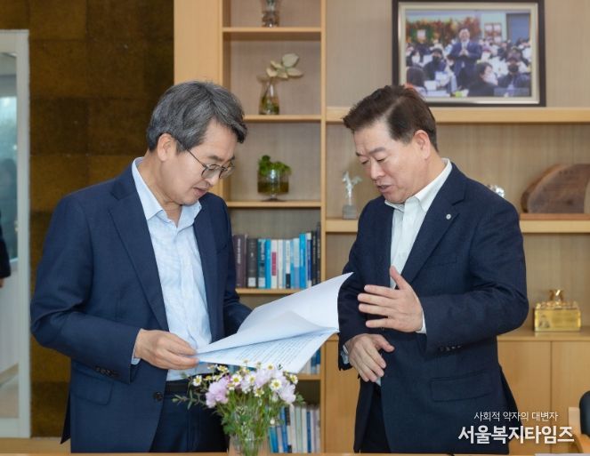박승원 광명시장(사진 오른쪽)이 13일 오후 광명시청 시장실에서 ‘경기 민생경제 현장투어(달달버스)’ 일정으로 광명시를 방문한 김동연 경기도지사(사진 왼쪽)에게 광명시 주요 현안에 대해 설명하며 경기도의 지원을 요청하고 있다.