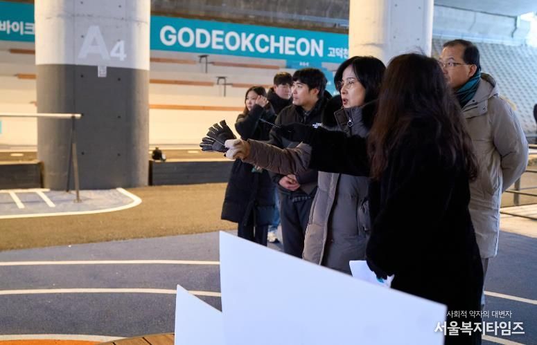 이수희 강동구청장이 강동 한강그린웨이 ‘고덕천 라운지’ 현장을 방문해 점검하고 있다