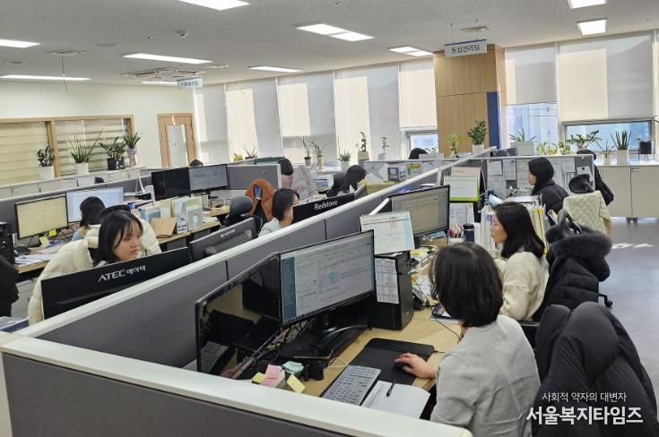 천안시 동남구 통합관리팀 직원들이 복지수급자 자격 및 급여지원 적정성 등 확인조사를 하고 있다.