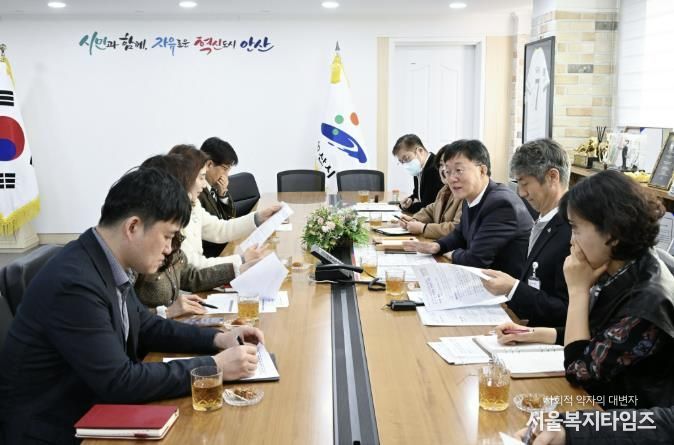 이민근 안산시장(오른쪽 세번째)이 14일 안산시청에서 '안산형 워킹스쿨버스' 도입 방안을 논의하기 위해 안산교육지원청 관계자들과 간담회를 진행하고 있다.