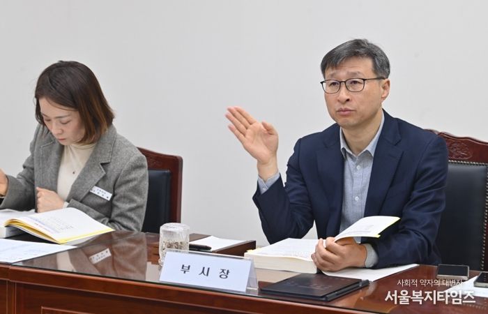 16일 열린 하남시 국별주요업무보고회에서 공정식 하남 부시장이 주요 현안과 역점 사업에 대한 질의응답을 주고받고 있다.