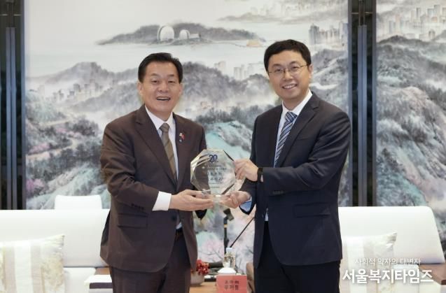 이재준 시장(왼쪽)이 우호결연 20주년 감사패를 받고, 우저통 시장과 기념촬영을 하고 있다.