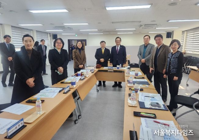 김형재 의원이 13일 강남서초교육지원청에서 개최된 ‘2026학년도 강남서초 중학교 입학추첨관리위원회’에 위원장 자격으로 참석, 정근식 서울교육감 및 위원회 관계자들과 기념촬영을 하고 있다.