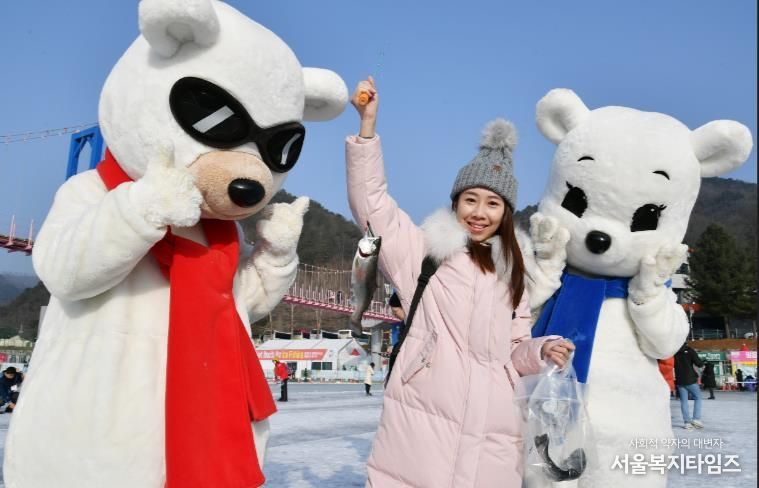 지난 17일 축제장을 찾은 동남아시아 관광객들이 산천어축제 프로그램을 즐기고 있다