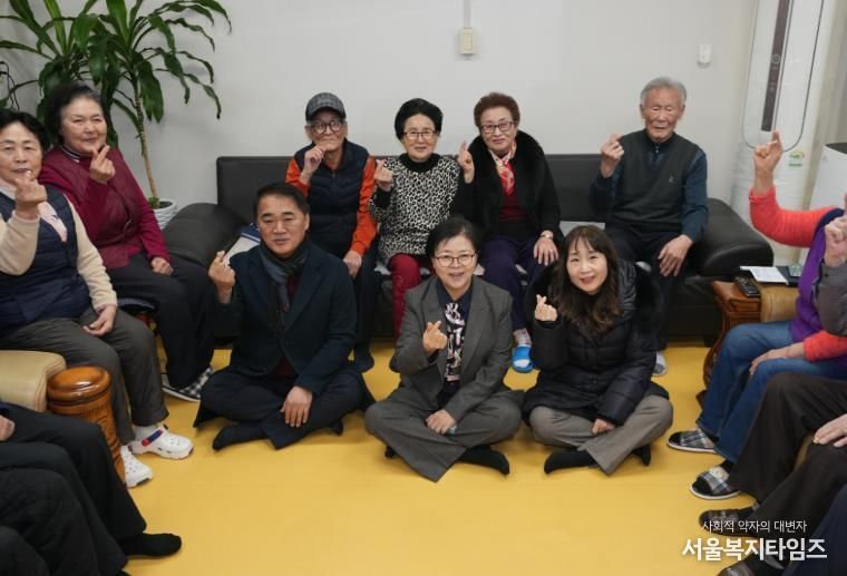 지난 21일 이순희 강북구청장이 경로당을 방문해 어르신들과 기념촬영을 하고 있다.