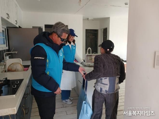 구례군 동절기 1인 가구 대상 안부 확인 꾸러미 전달