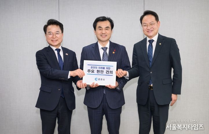 육동한(왼쪽) 춘천시장, 허영(오른쪽) 국회의원, 안규백 국방부장관 면담