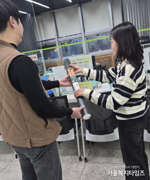 성북구가 혼인신고를 마친 부부에게 게양형 태극기를 증정하고, 구청 내 혼인신고 기념 포토존을 운영하며 국기 게양 문화 확산에 나서고 있다.