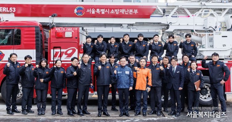 진교훈 서울 강서구청장(앞줄 오른쪽 여섯 번째)이 2일 강서소방서를 방문해 이원석 강서소방서장(앞줄 오른쪽 일곱 번째) 등과 기념촬영을 하고 있다.