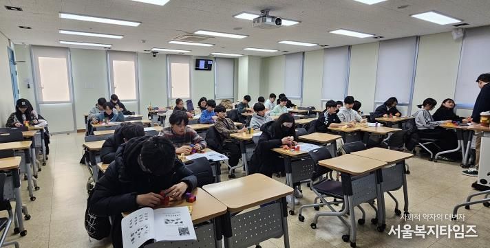 중학 수학교과서 한번에 파헤치기 캠프를 진행하는 모습