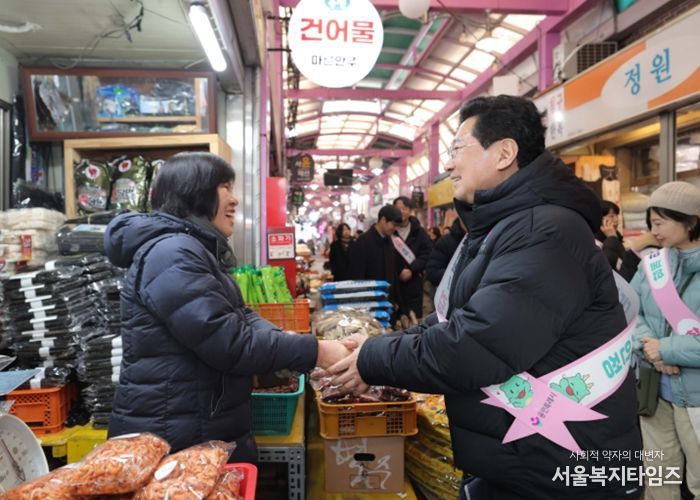 이상일 용인특례시장이 10일 용인중앙시장에서 장을 보며 상인과 인사를 나누고 있다.