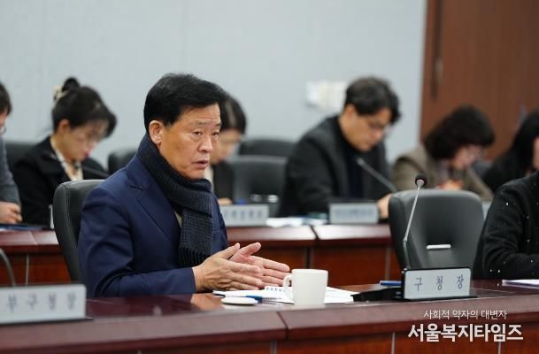 9일 현안정책회의에서 이승로 성북구청장이 설 명절을 앞두고 구민의 불편이 없도록 만전을 기할 것을 당부하고 있다.