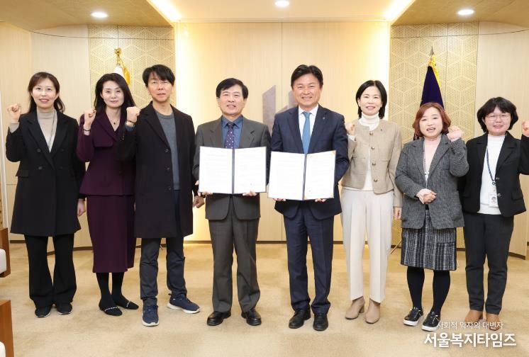 ‘부천미래교육협력 경기공유학교 학교맞춤형 사업’ 추진을 위한 업무협약을 체결 기념 단체 사진을 찍고 있다.