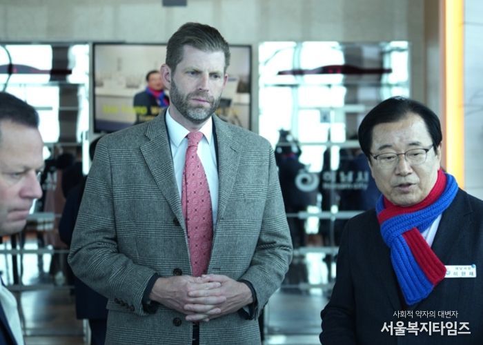 이현재 하남시장이 11일 유니온타워 전망대에서 에릭 트럼프 트럼프 그룹 총괄 부사장에게 ‘K-컬처 복합 콤플렉스(K-스타월드)’ 예정 부지를 안내하며 사업의 핵심 비전을 설명하고 있다.