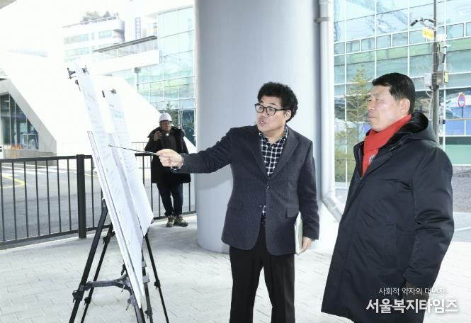 구리역 환승센터 추진현황에 대해 보고받는 백경현 구리시장