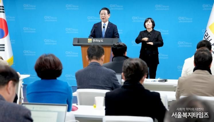 김영록 지사 전남·광주 3+1축 산업 대부흥 비전 발표 사진-김영록 전라남도지사가 12일 도청 브리핑룸에서 400만 전남광주통합특별시 실현을 위한 전남·광주 3+1축 산업 대부흥 비전을 발표하고 있다.