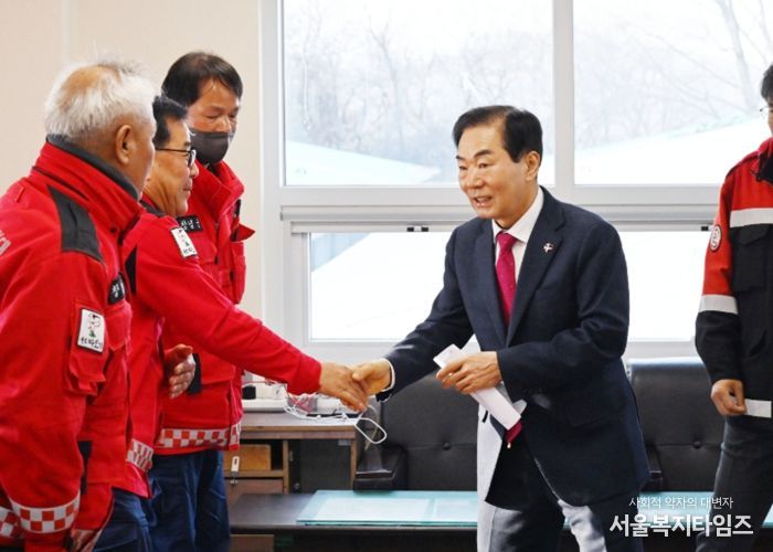 성낙인 군수가 현업근무자들을 만나 격려하고 있다.