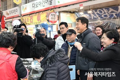 오세훈 서울시장이 13일(금) 광진구 자양전통시장을 방문해 상인과 명절 인사를 나누고 있다.