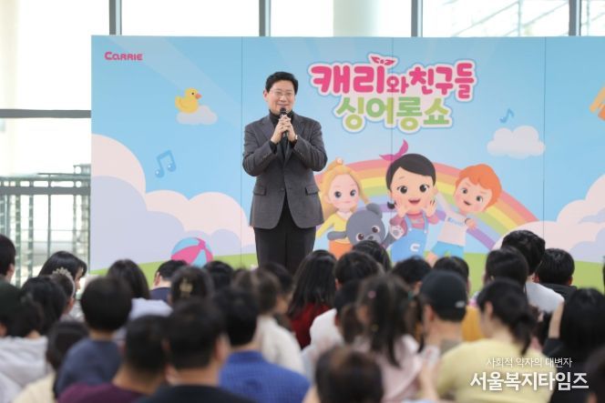 이상일 용인특례시장이 14일 용인어린이상상의숲에서 열린 설맞이 특별행사에서 시민들에게 명절 인사를 전했다.