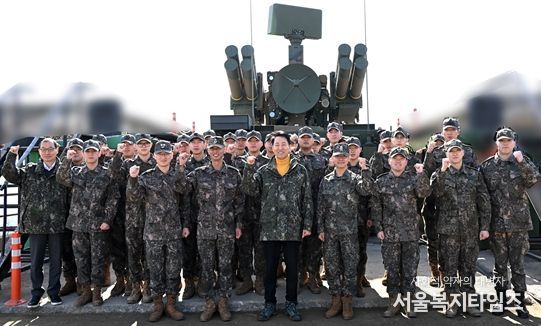 오세훈 서울시장이 16일(월) 1방공여단 방공진지 장병들과 기념사진을 촬영하고 있다.